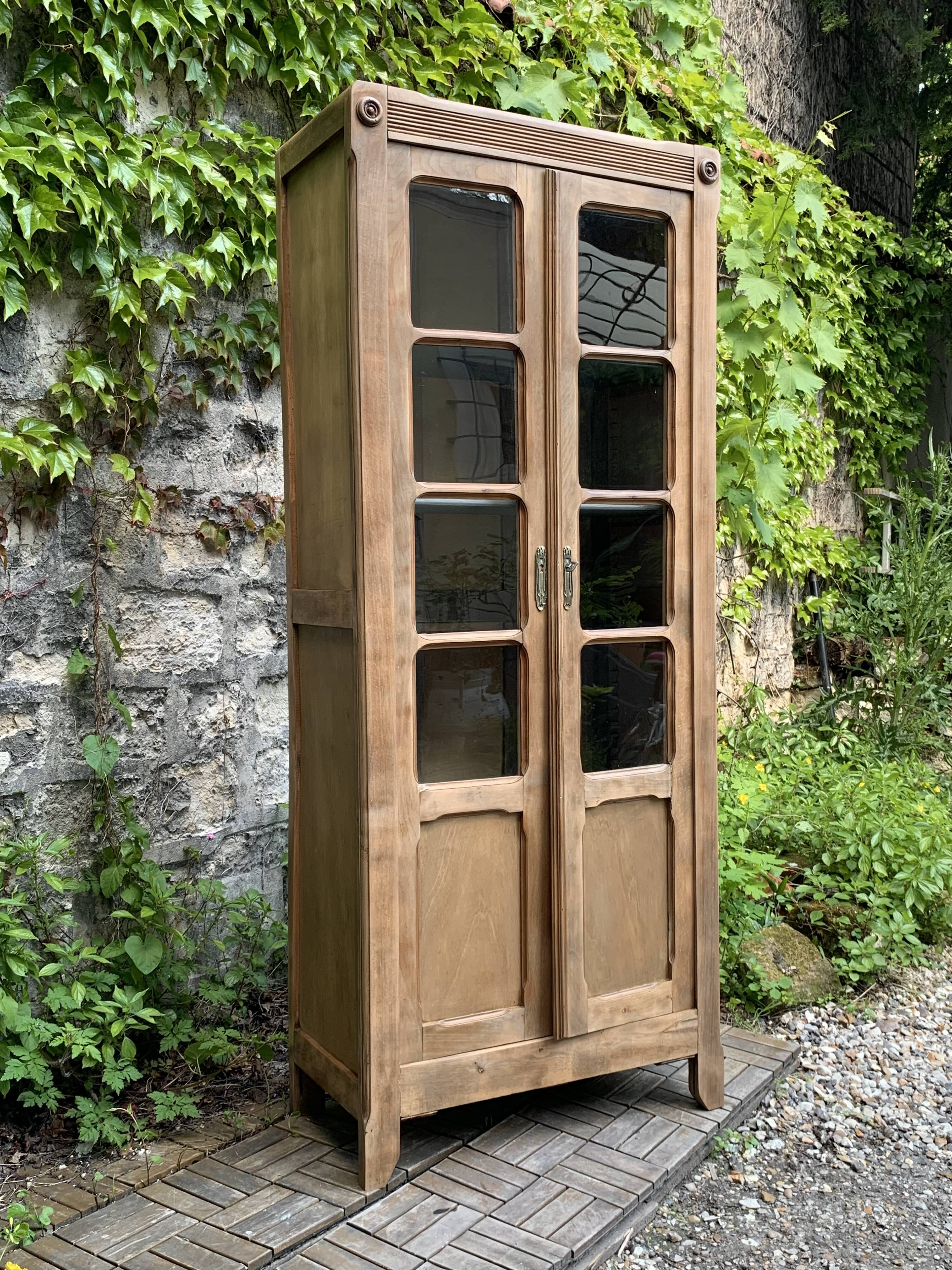 Armoire parisienne vitrée en bois brut, 1940