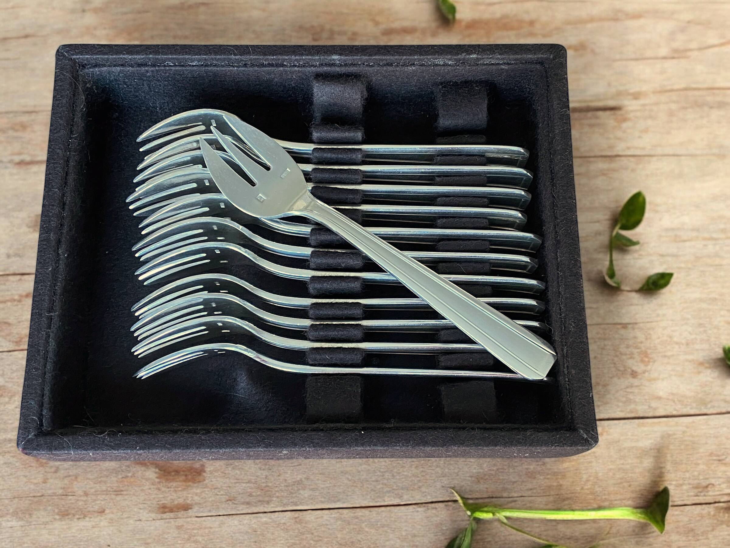 12 Art Deco oyster forks in silver plated metal by Apollo goldsmiths