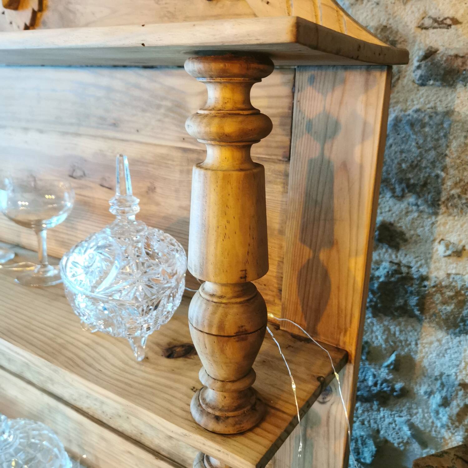 Carved wooden shelf, Haut de Saint Hubert