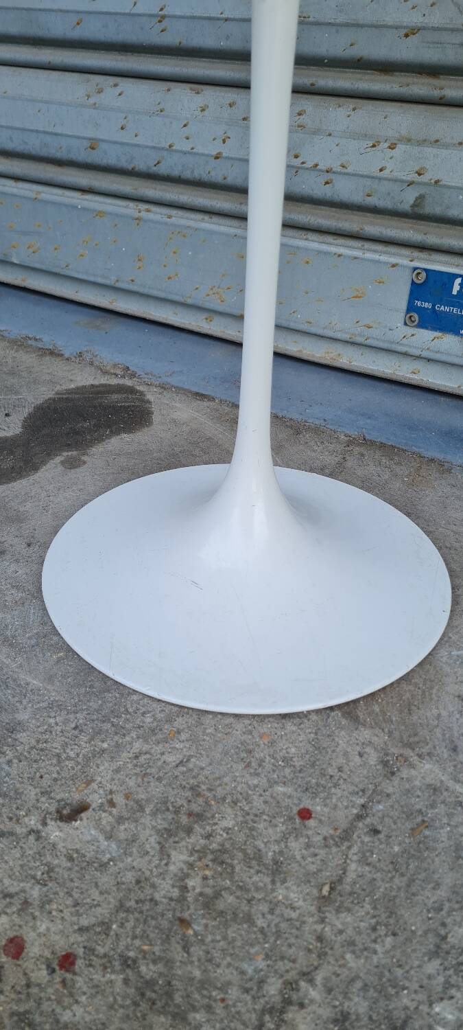 Pedestal table by Eero Saarinen Knoll edition