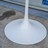 Pedestal table by Eero Saarinen Knoll edition