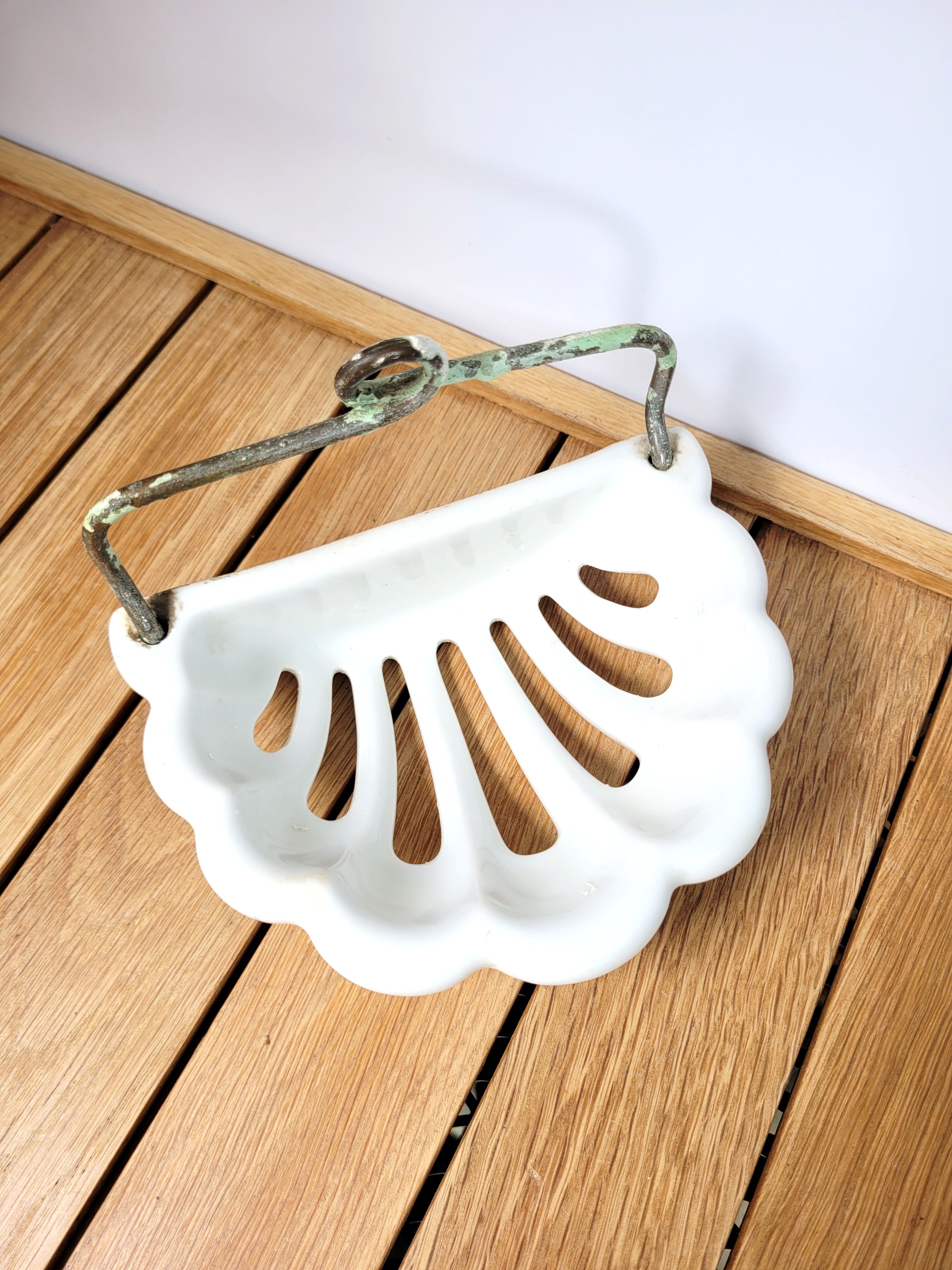 Wall-mounted soap holder ceramic shell
