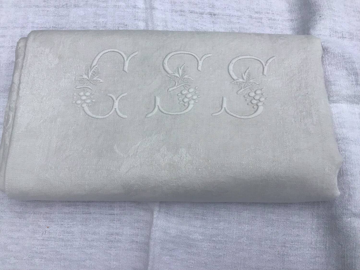 Nappe vintage blanche aux lilas, monogrammée  GSS