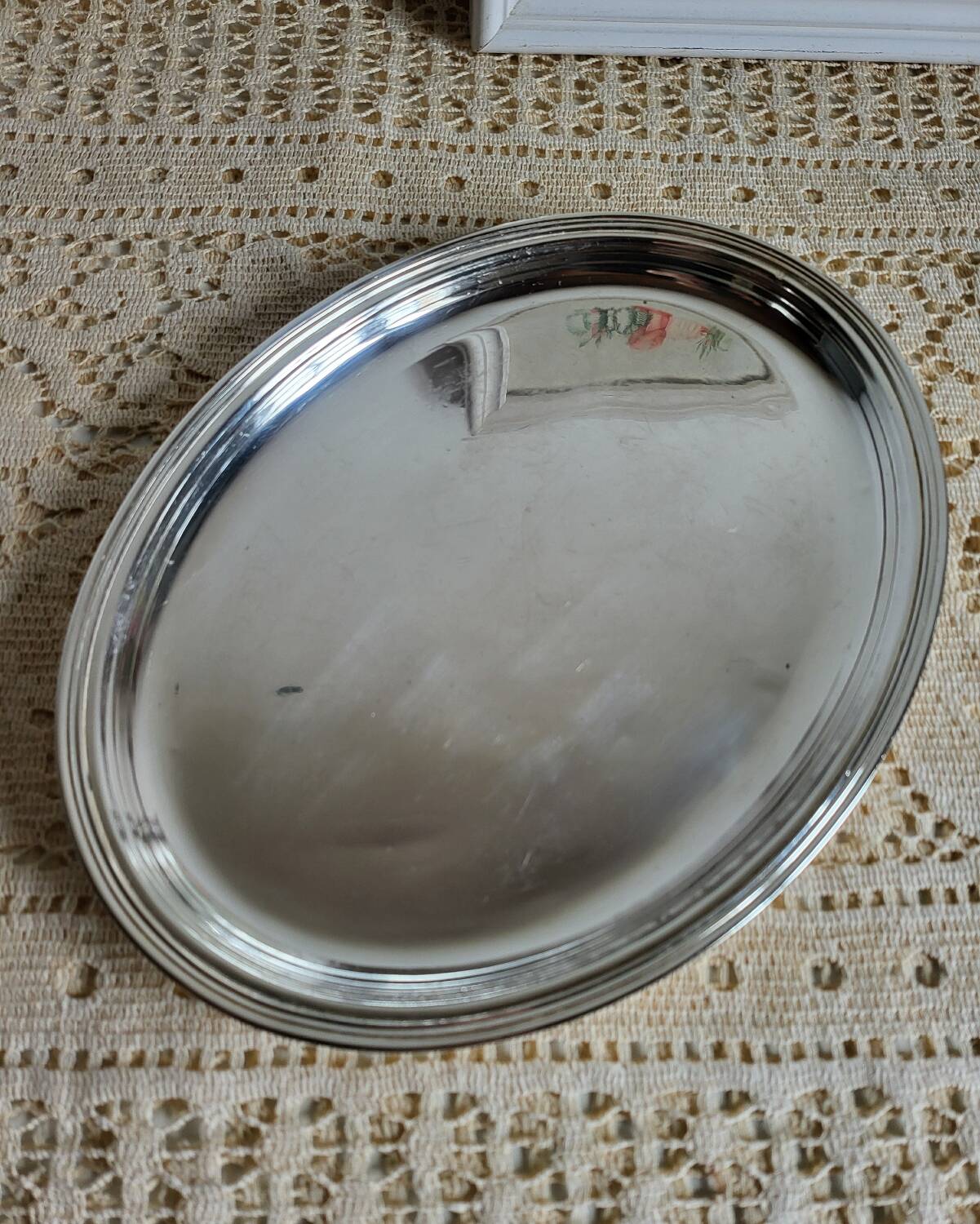 Small oval dish in silver-plated metal