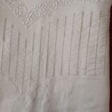 Sheet and its pillowcases in embroidered thread