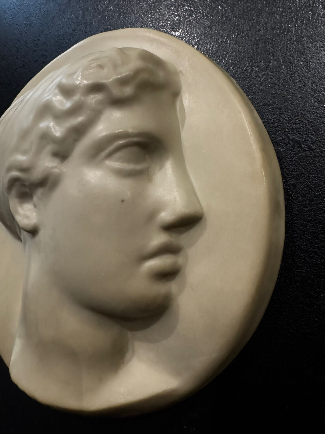 Sculpture relief femme