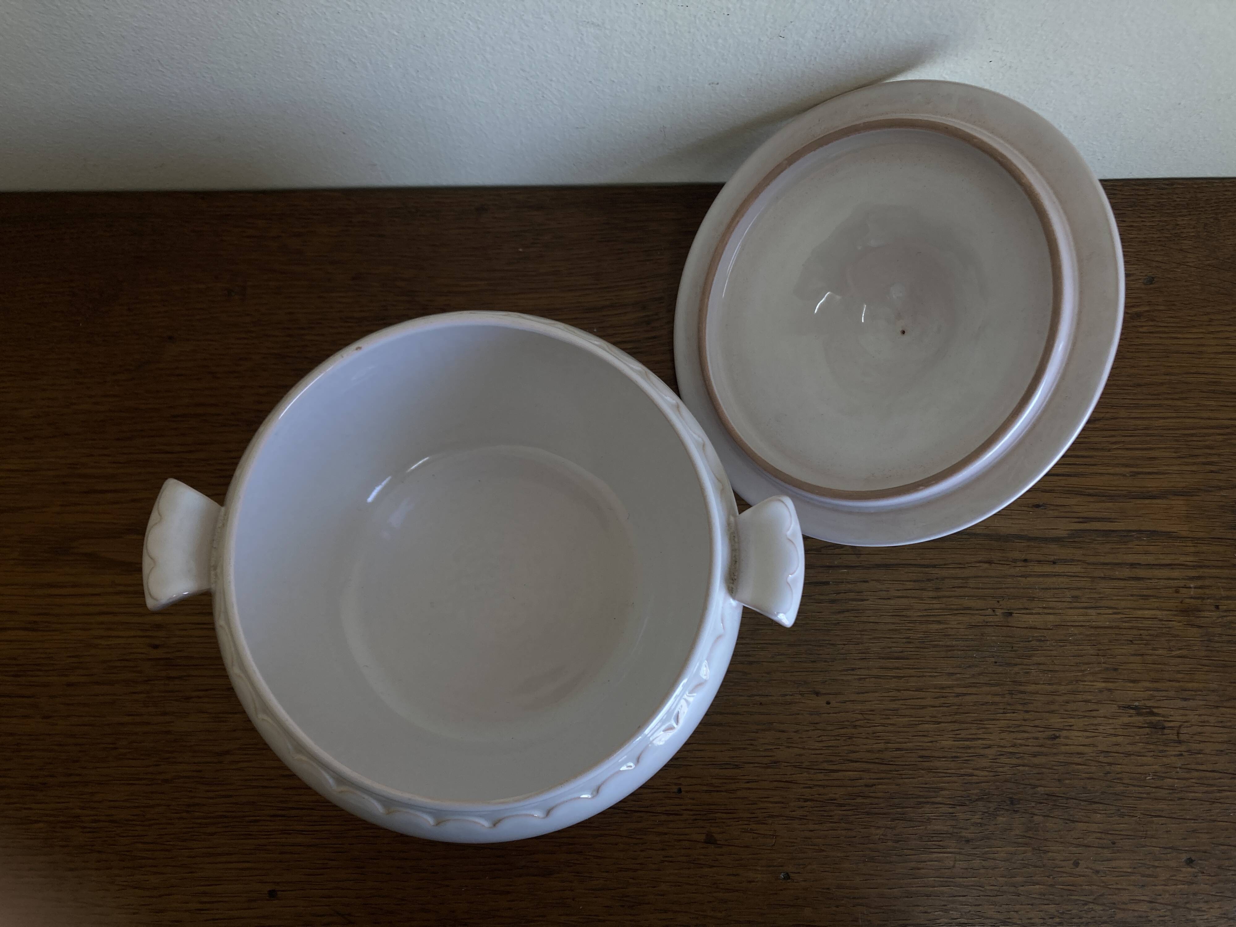 Neo-classical soup tureen with scallops, Gien earthenware, 1970.