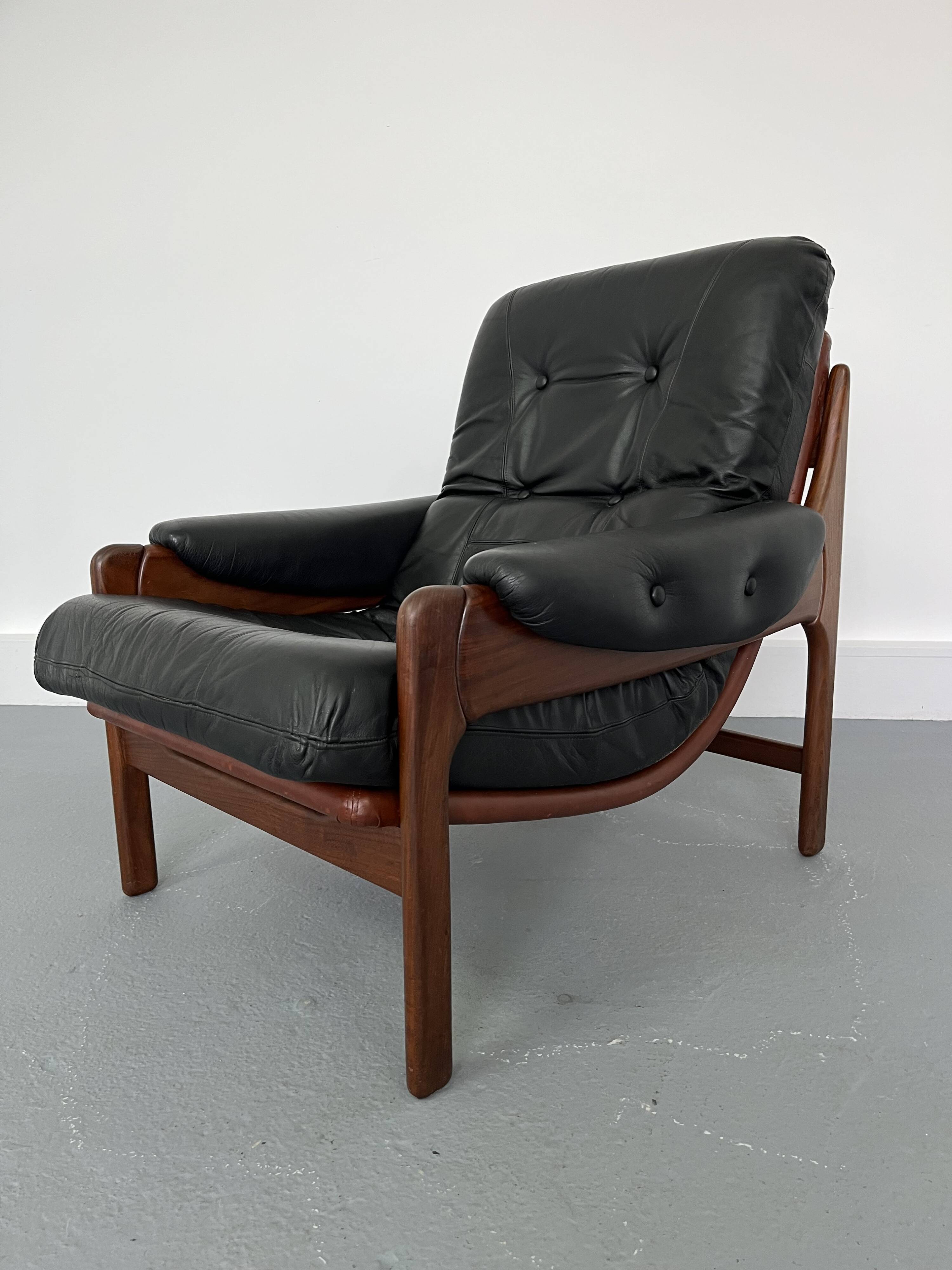 Fauteuil en teck et cuir années 1960