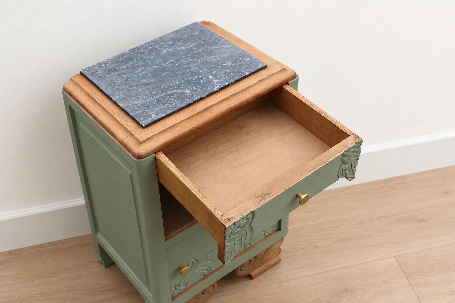 Renovated antique Art Deco bedside table – Lézard Green Pure & Paint, natural wood and marble top.