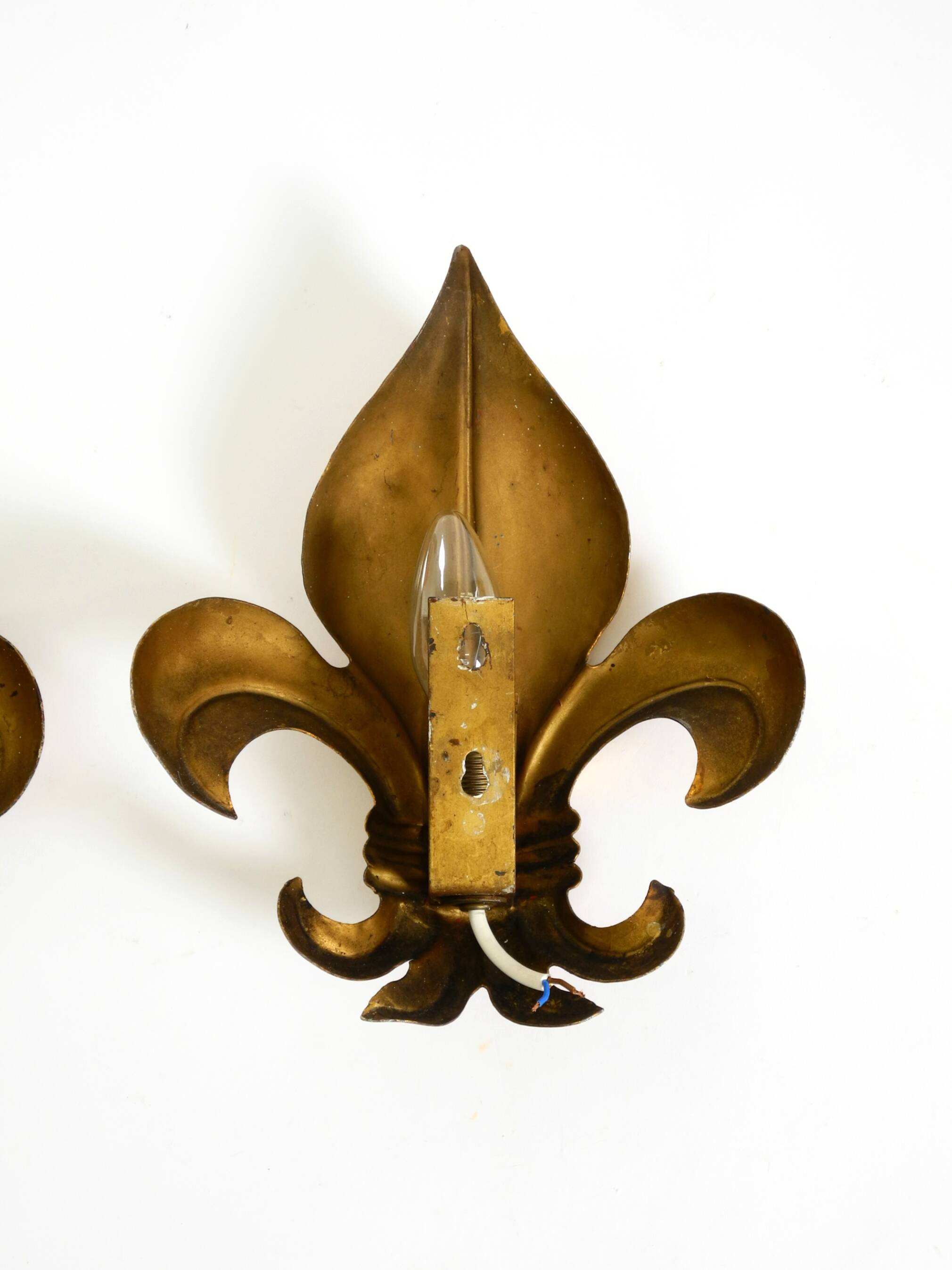 Une paire de grandes appliques murales en métal doré Fleur-de-Lis des années 1970 par Hans Kögl.