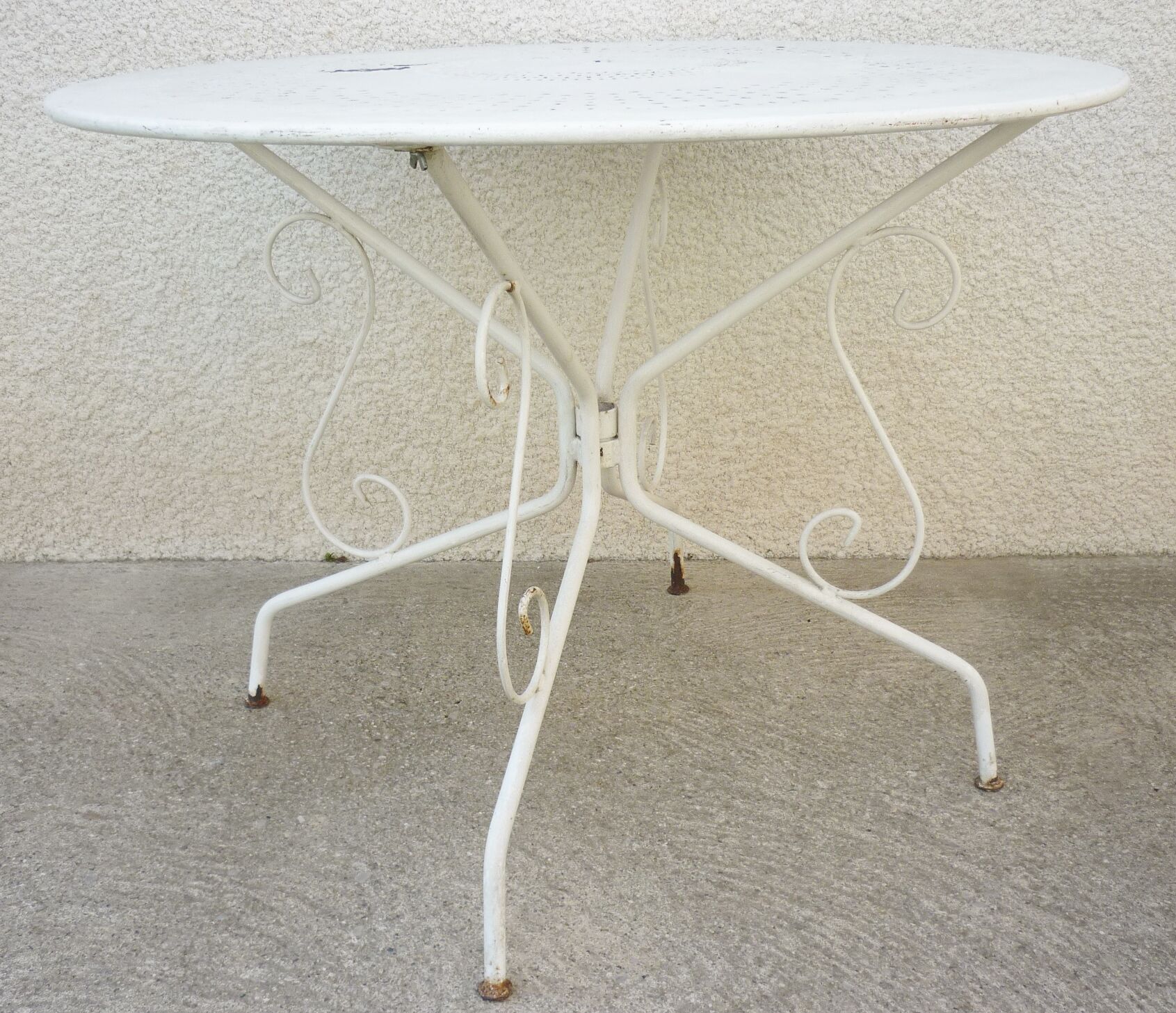 Vintage metal garden table, removable in 3 parts