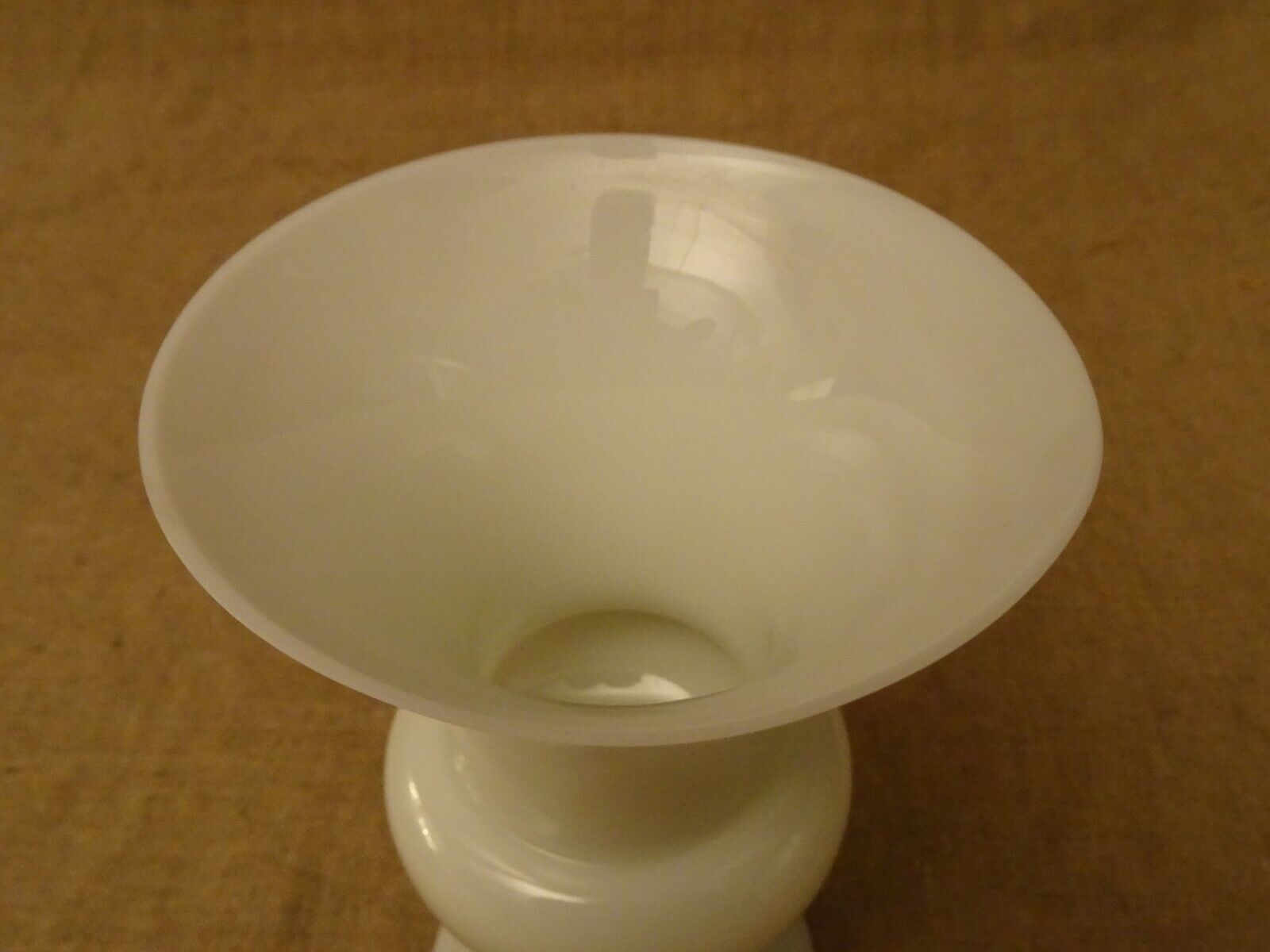 Vase in white opaline shape medici vintage 80's