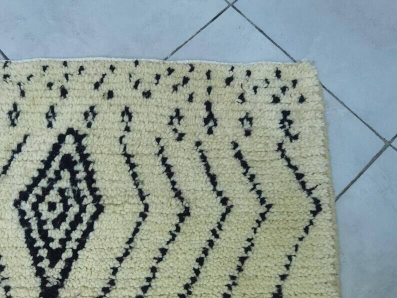 Handcrafted Moroccan rug decorated 250cm x 150cm