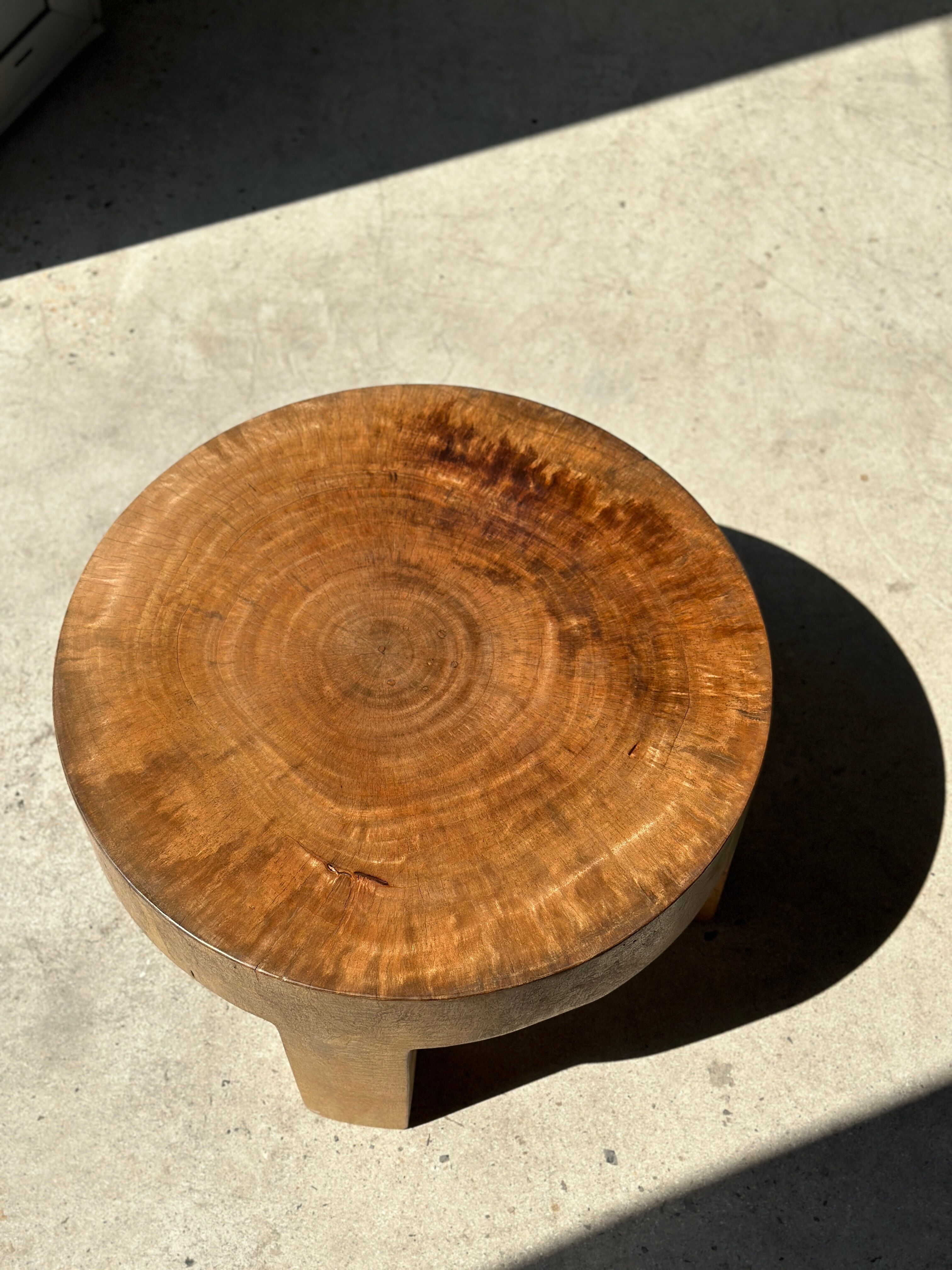 Quadripod coffee table in solid wood monoxyl natural color (dark)