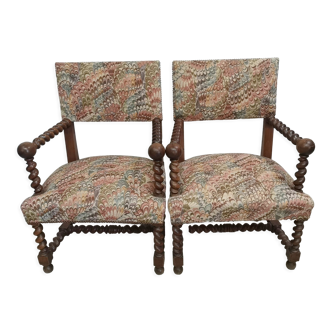 Paire de chaises à bras fauteuils de style Louis XIII en noyer
