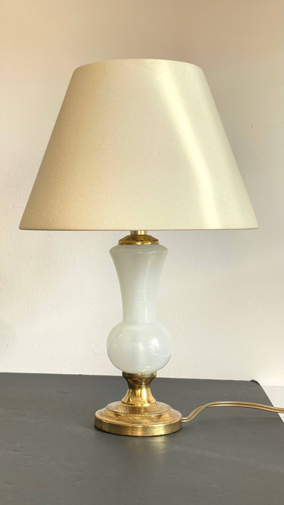 Chic lamp in opaline glass and vintage brass