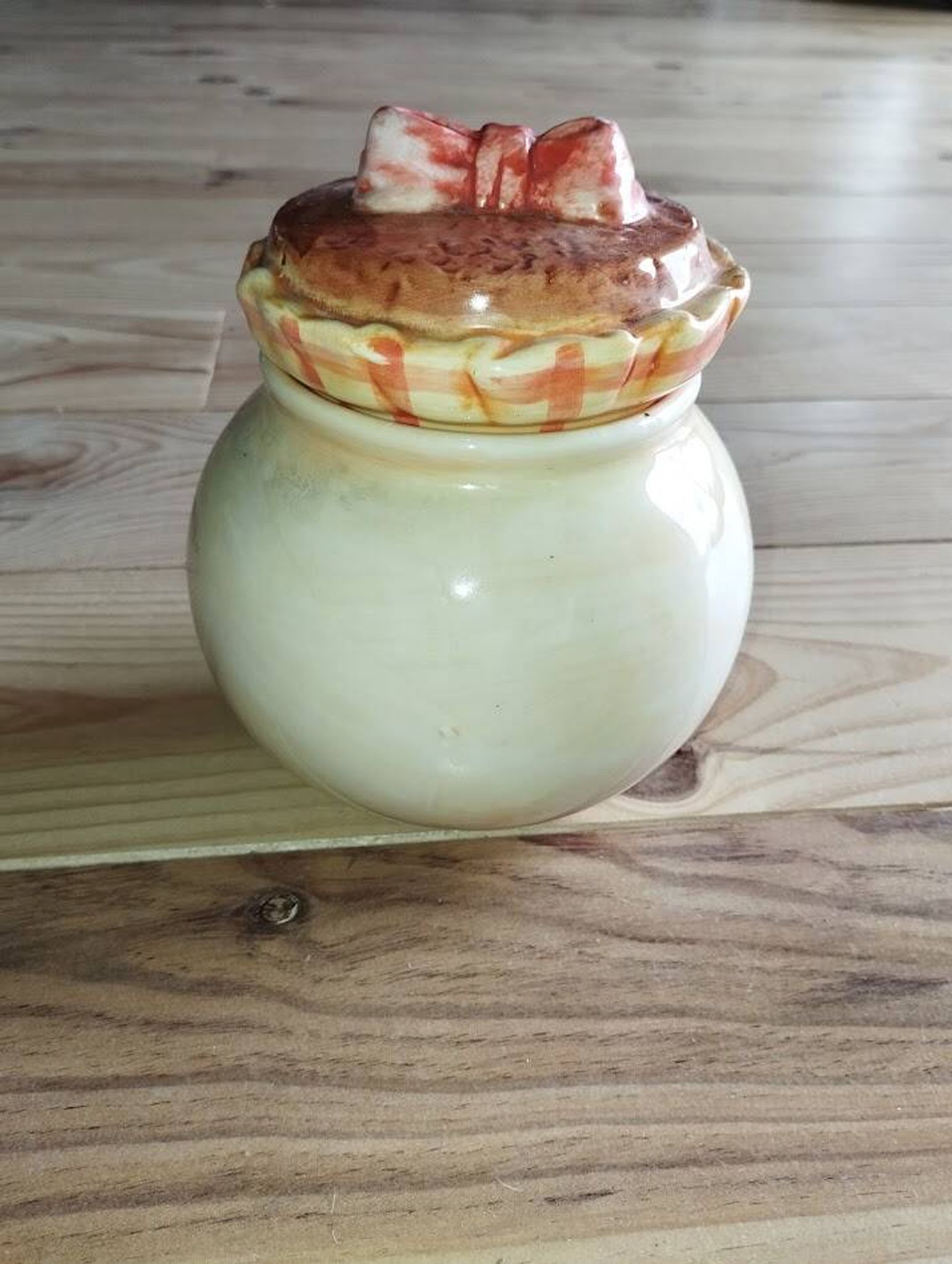 Pot à ail en céramique barbotine, années 50