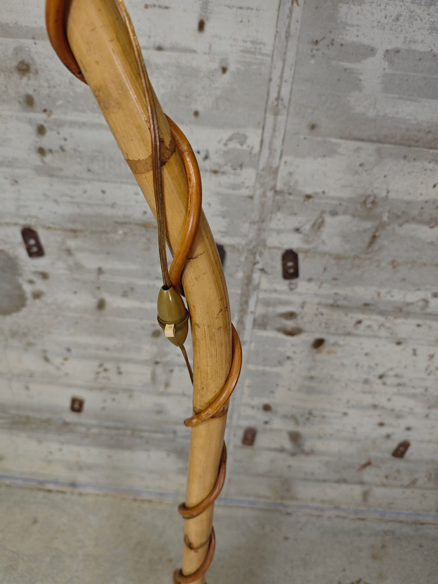 Lampadaire vintage en rotin