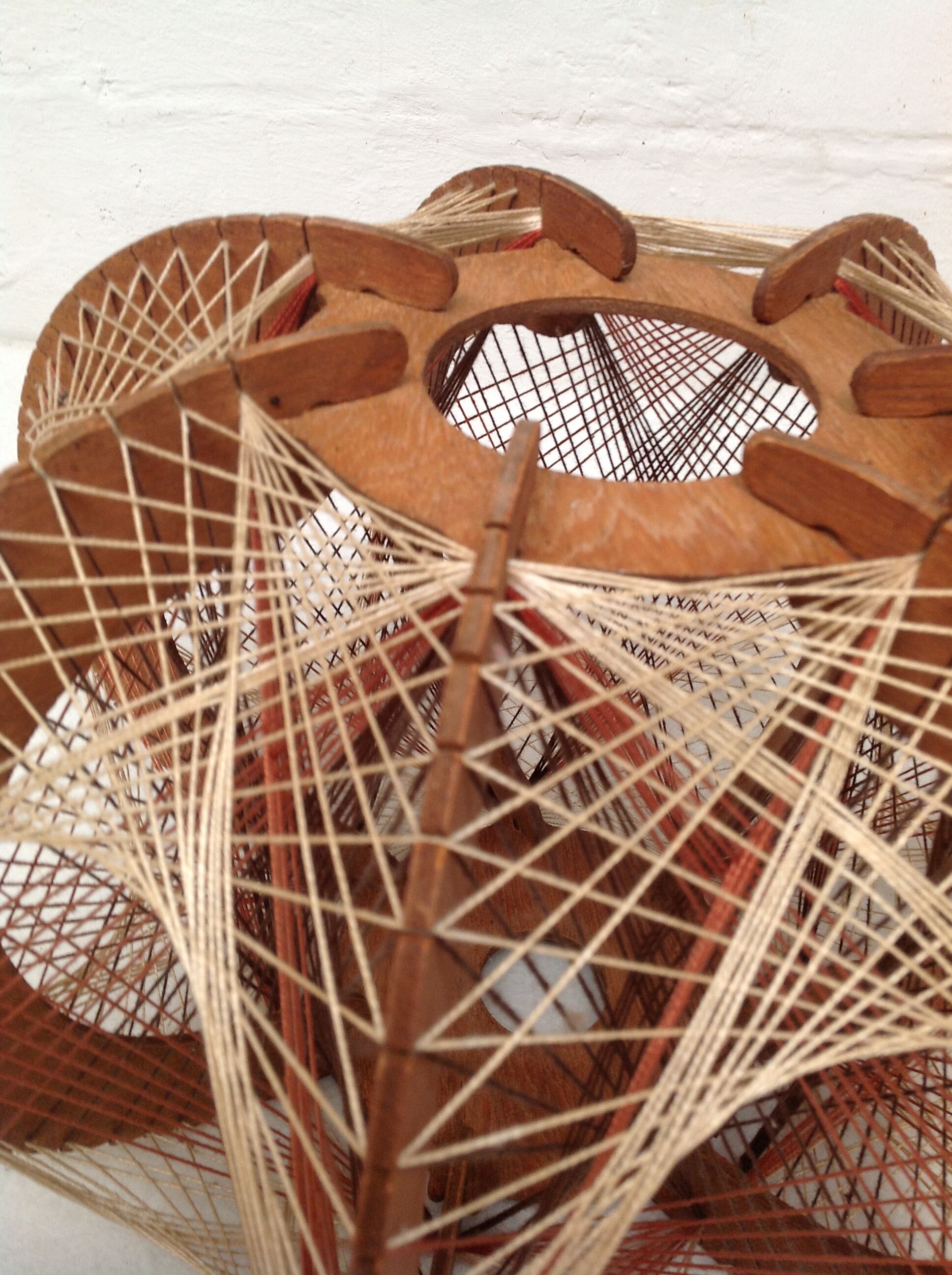 Suspension en bois et fils année 70