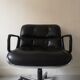 Fauteuil de bureau en cuir noir by Charles pollock pour Knoll,1970