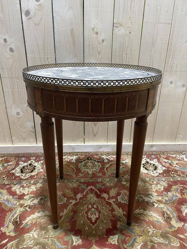 Table bouillotte de style Louis XVI en marqueterie et marbre