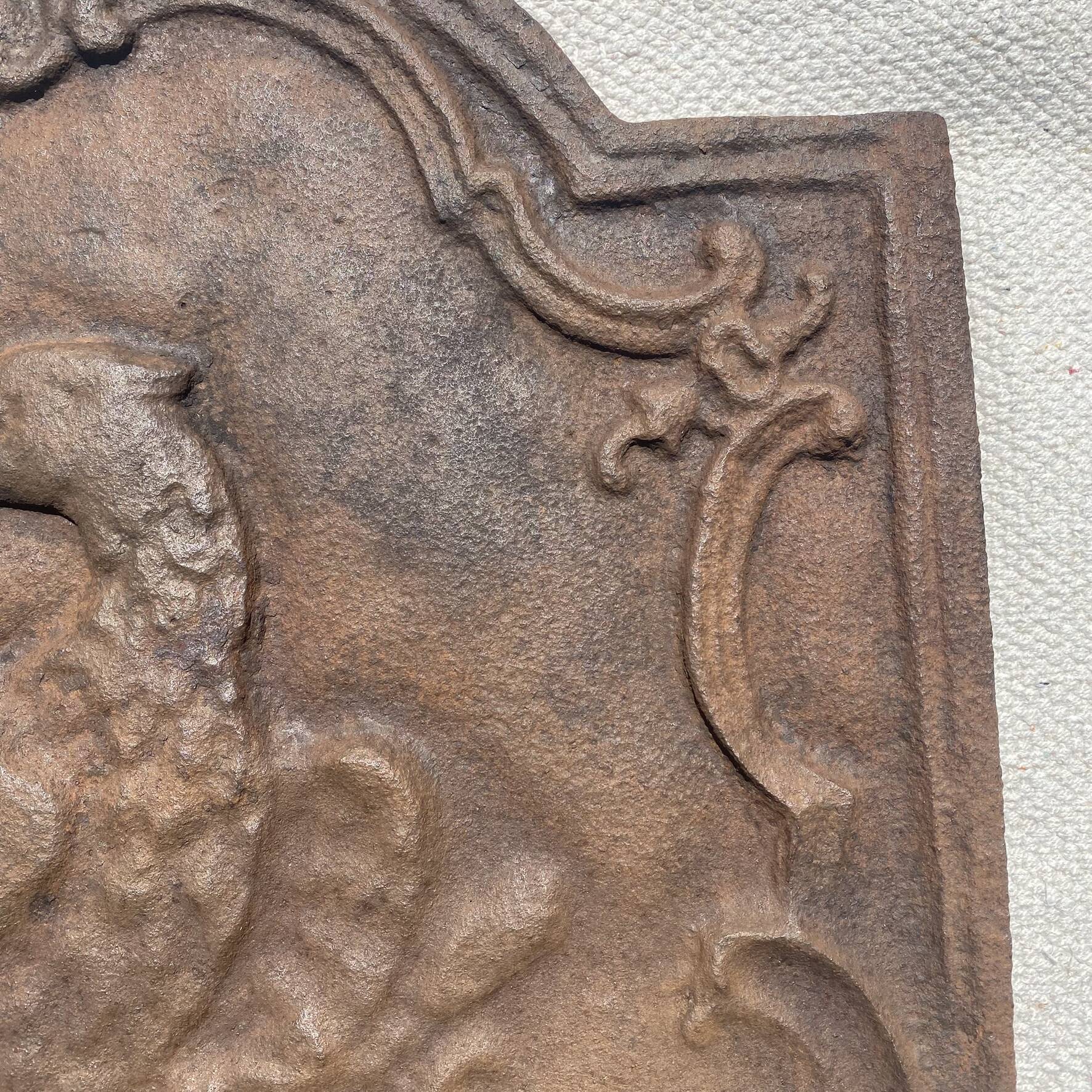 Ancienne plaque de cheminée en fonte ,décor aigle et soleil, 47 × 47 cm