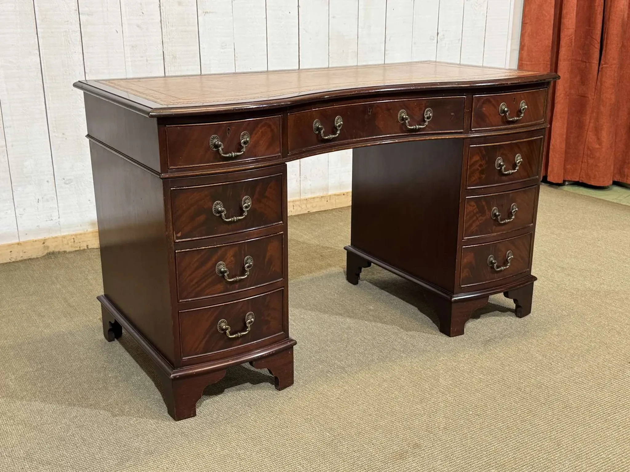English desk with drawers from the 1950s in mahogany with a leather top.