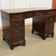 English desk with drawers from the 1950s in mahogany with a leather top.