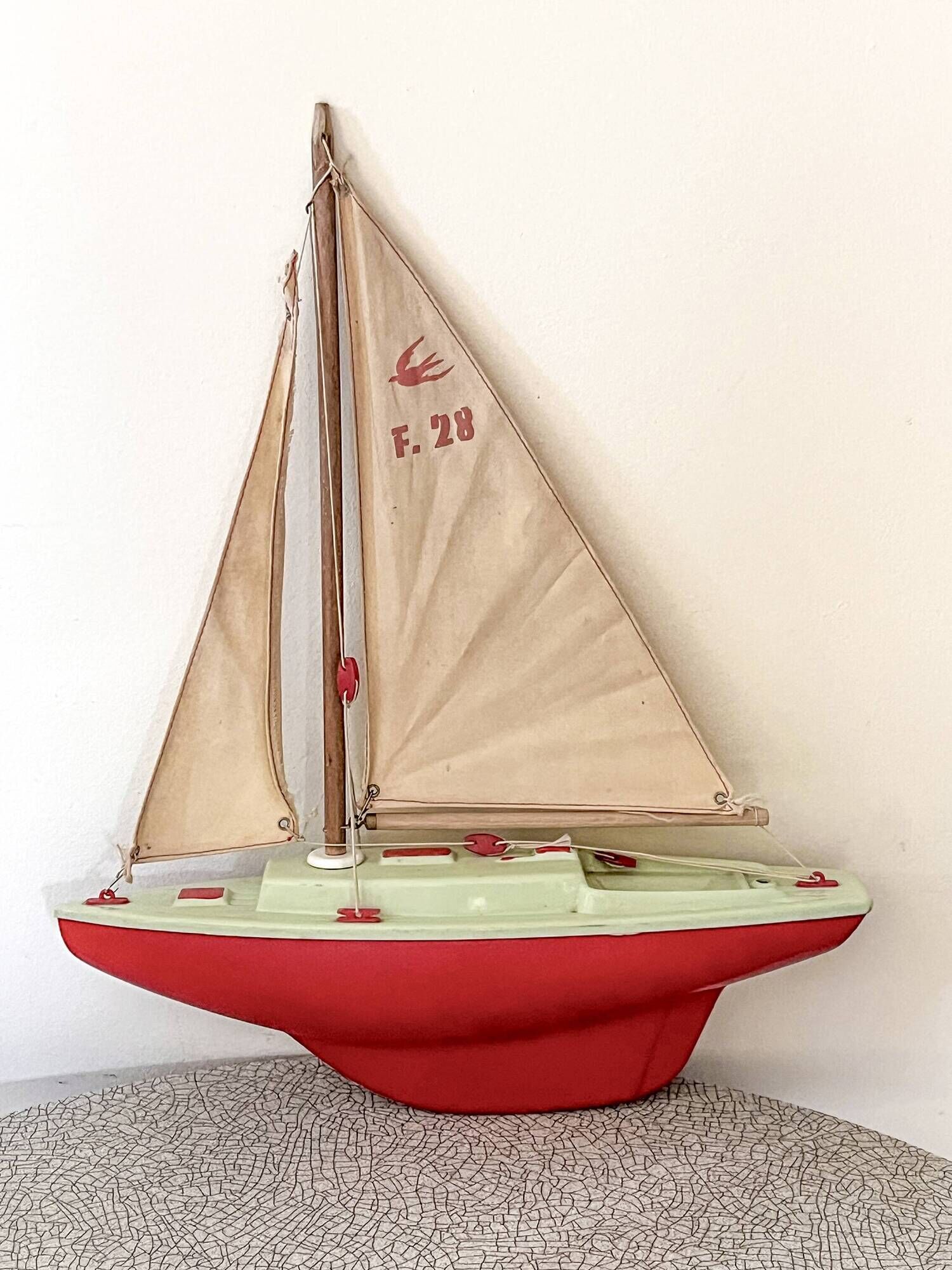 Basin sailing boat, F28 VP30 model from the French brand Giraud Sauveur.