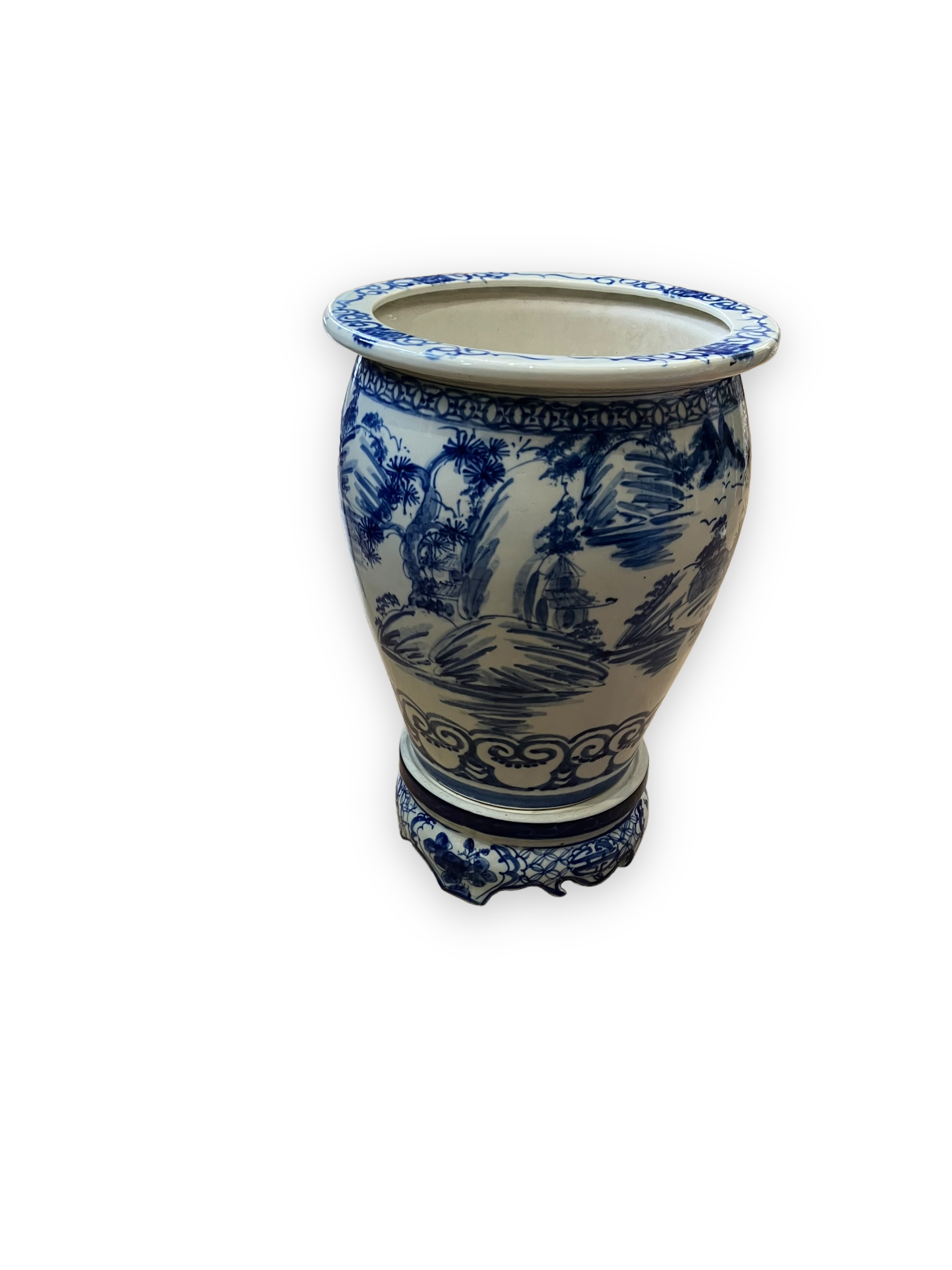 Vietnamese pot cache in white and blue porcelain