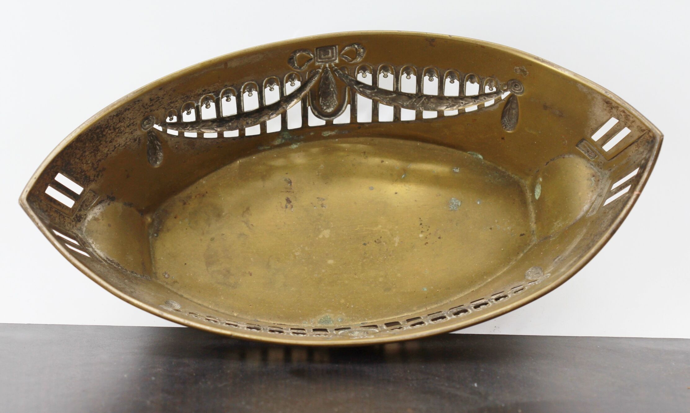 Art deco bread basket