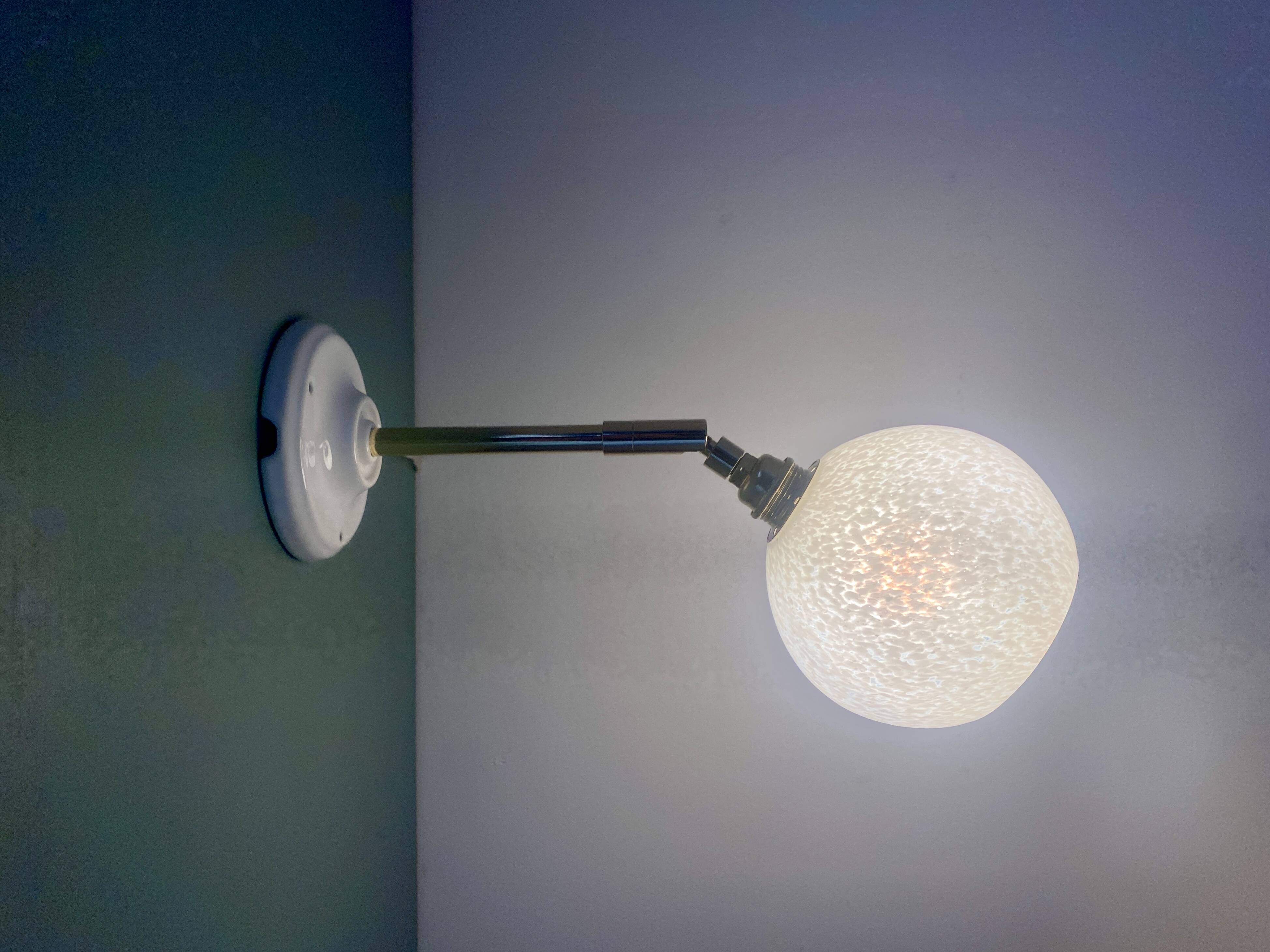 Applique globe vintage en verre de Clichy blanc