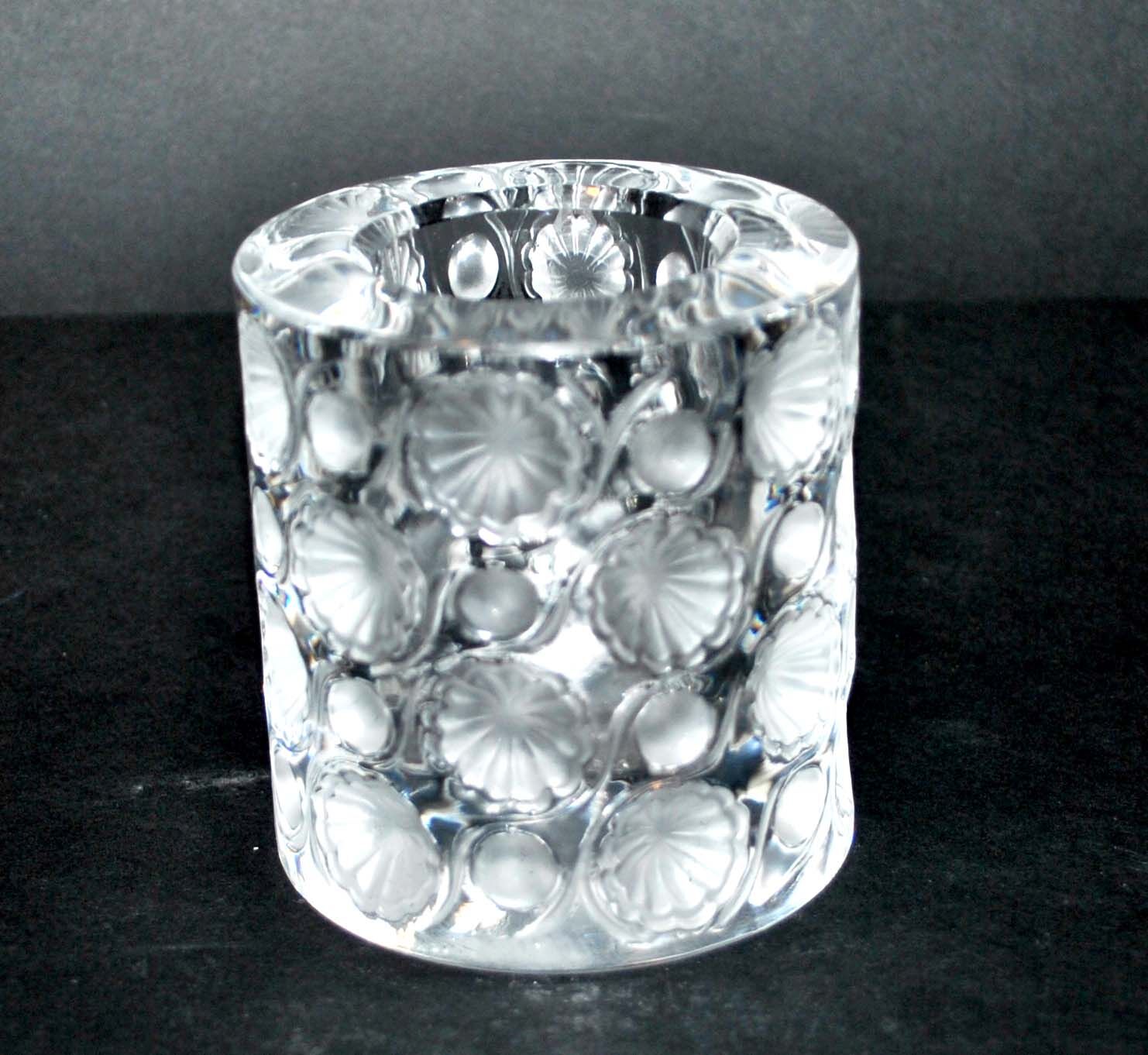 Photophore lalique modèle tokyo orné de fleurs et perles dépoli signé lalique france
