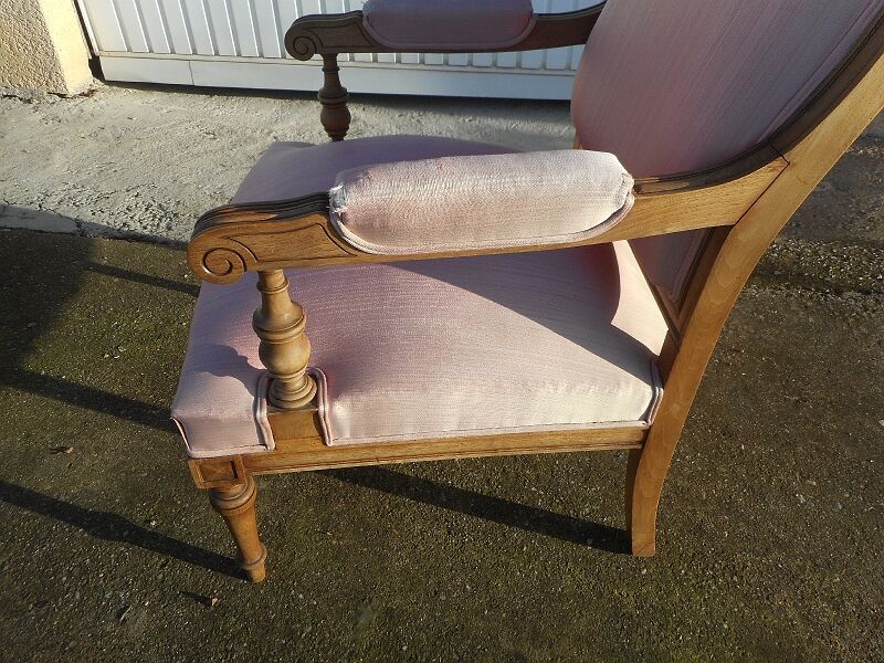 Blond walnut armchair of the nineteenth century