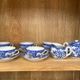 Service japonais en porcelaine lithophanie, décors floraux bleu et blanc