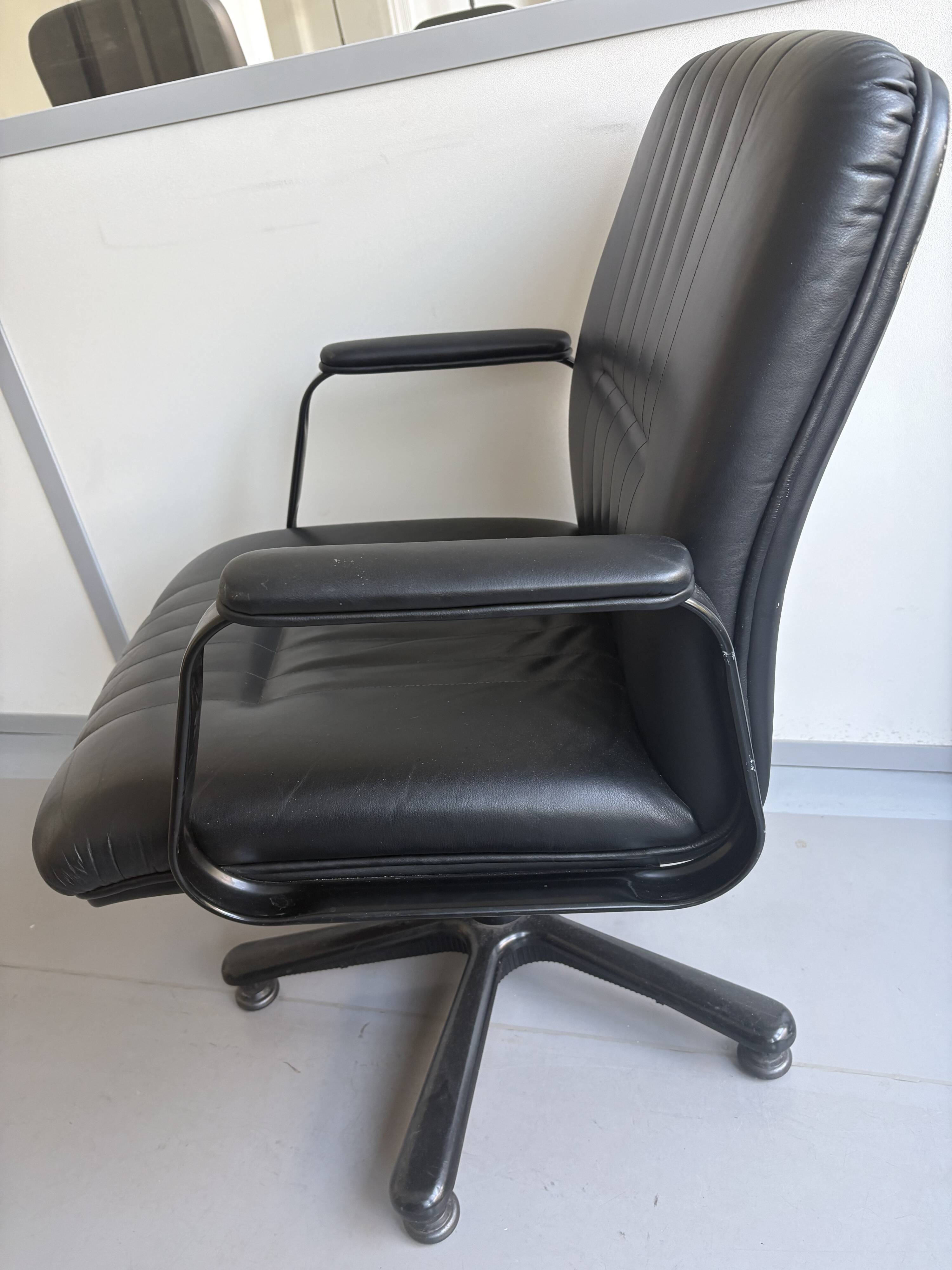 Vaghi vintage design office chair in leather