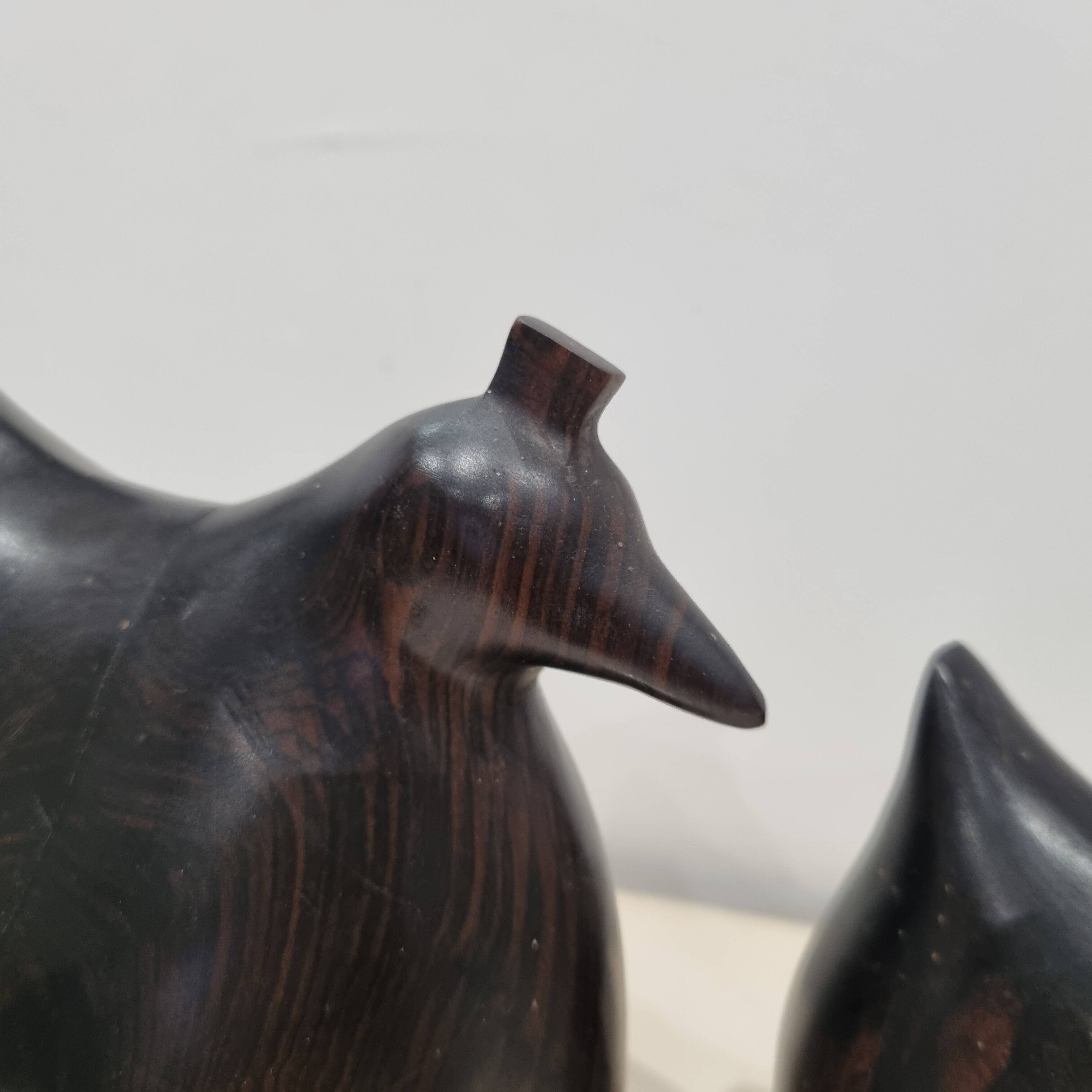Trio de sculptures poules en ébène