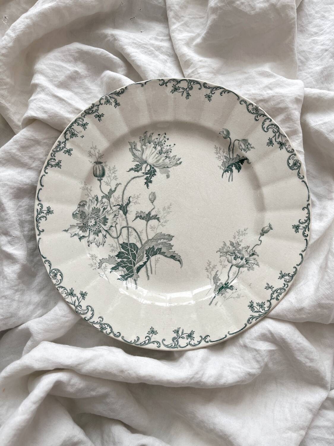 Round ironstone dish “Pavots” Choisy le Roi