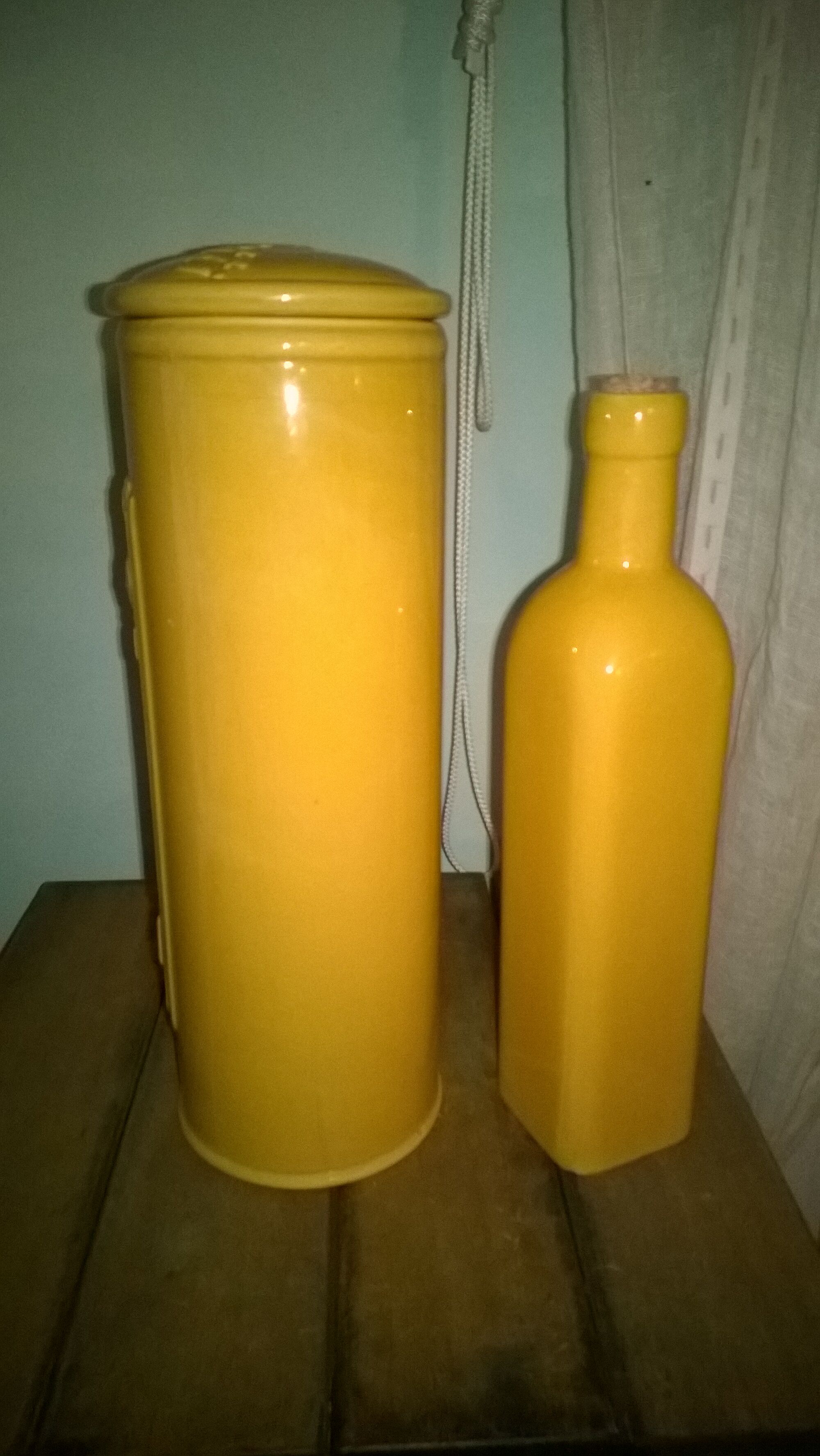 Pot et bouteille jaune ocre