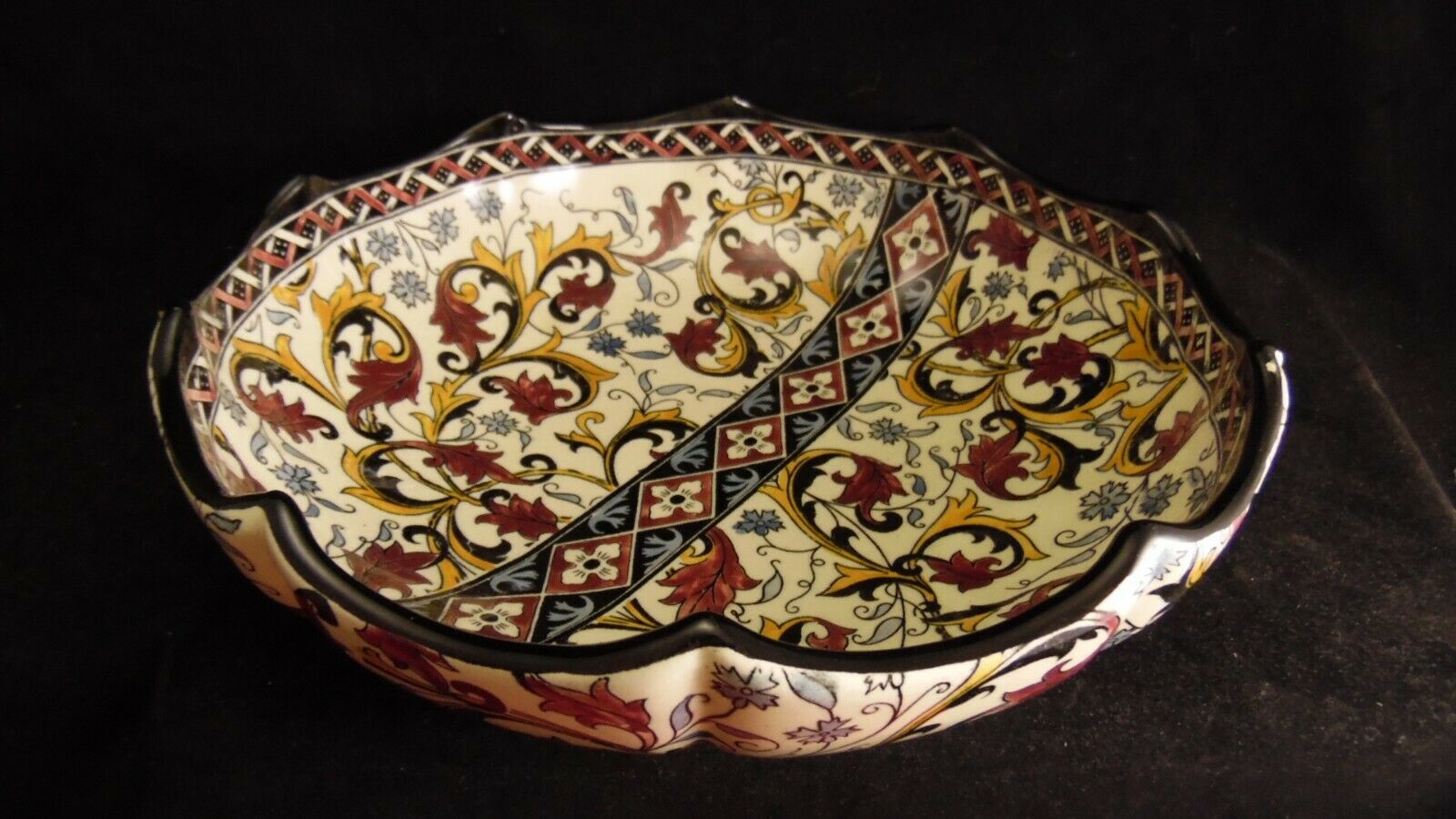 Gien's round earthenware dish