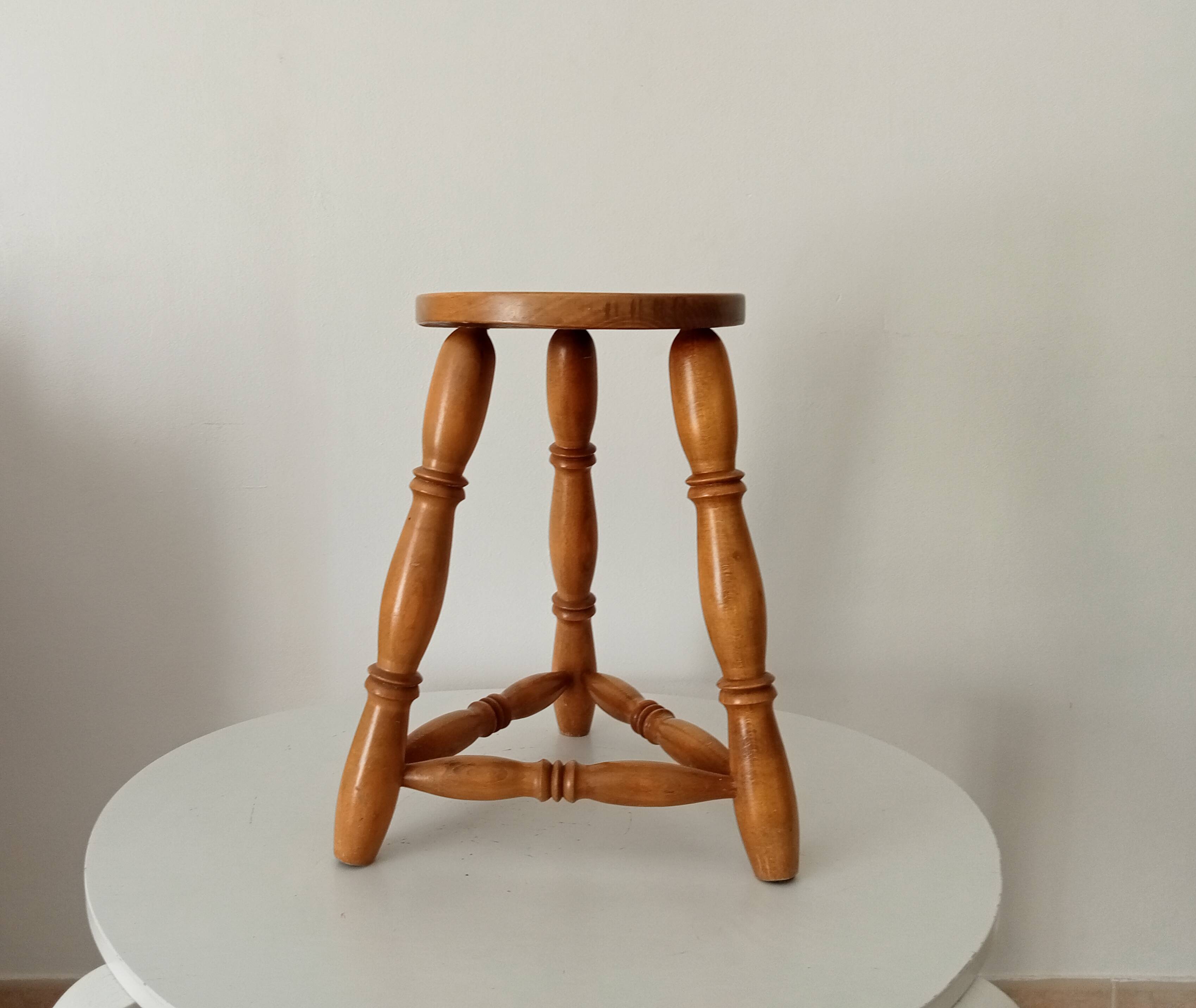 Vintage tripod stool in beech wood.