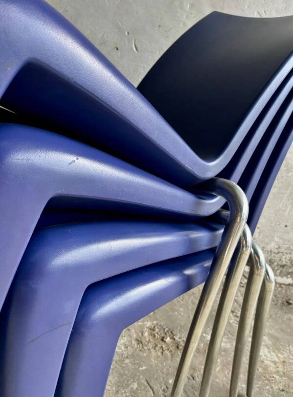 Fauteuil Louis 20 vintage Philippe Starck, coque en plastique moulé bleu et pieds en métal