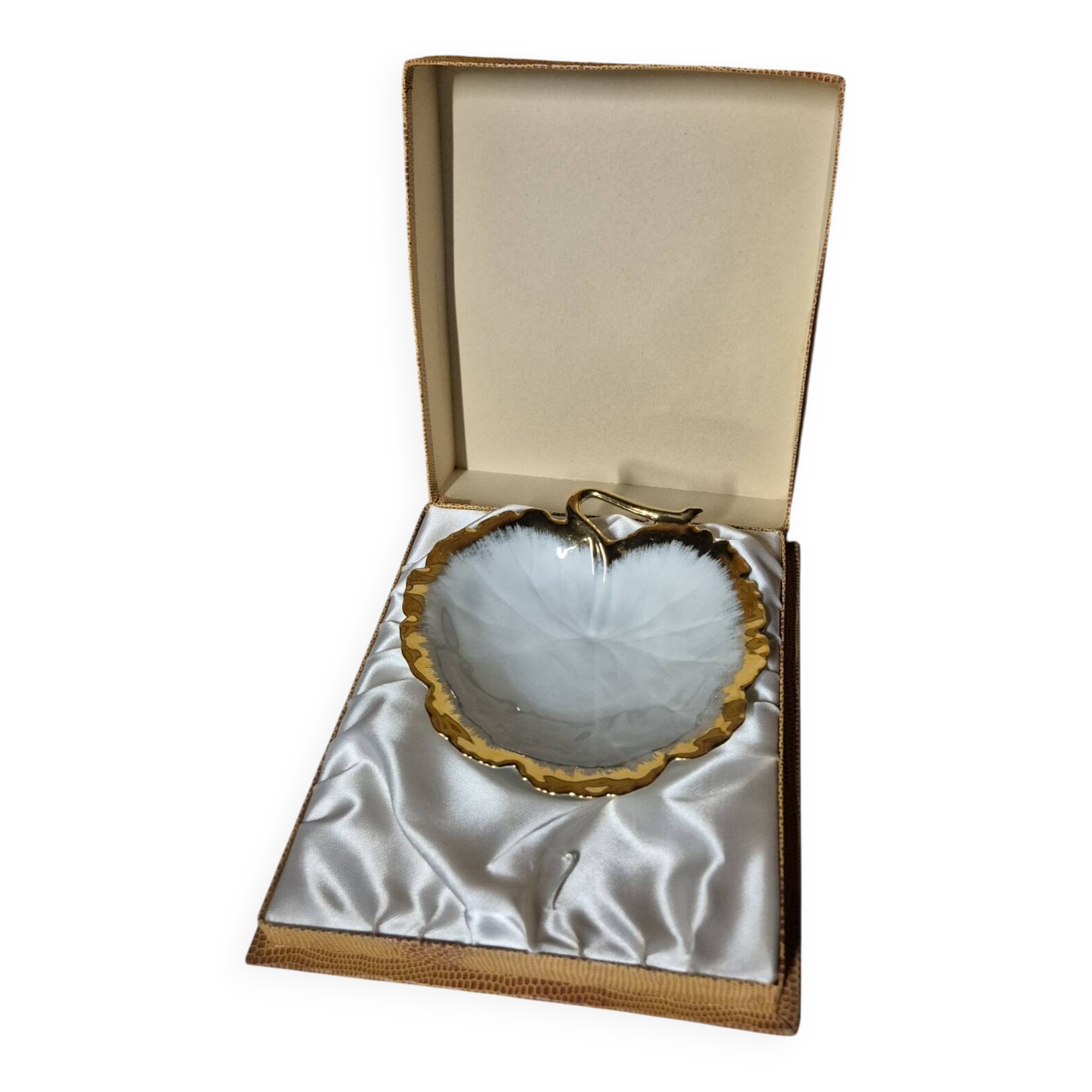 Ancienne coupelle vide poche feuille en porcelaine de limoges blanc or