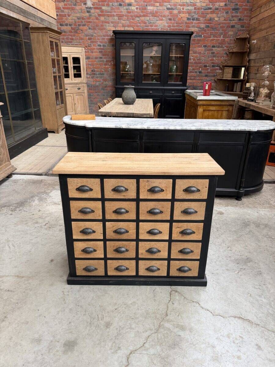 Workshop furniture with 20 drawers