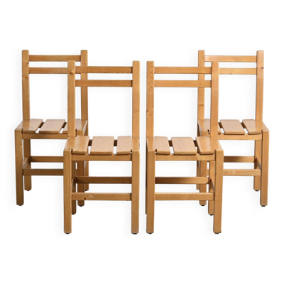 Suite de quatre chaises en pin massif par Maison Regain