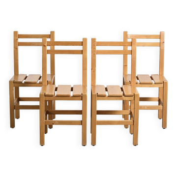 Suite de quatre chaises en pin massif par Maison Regain
