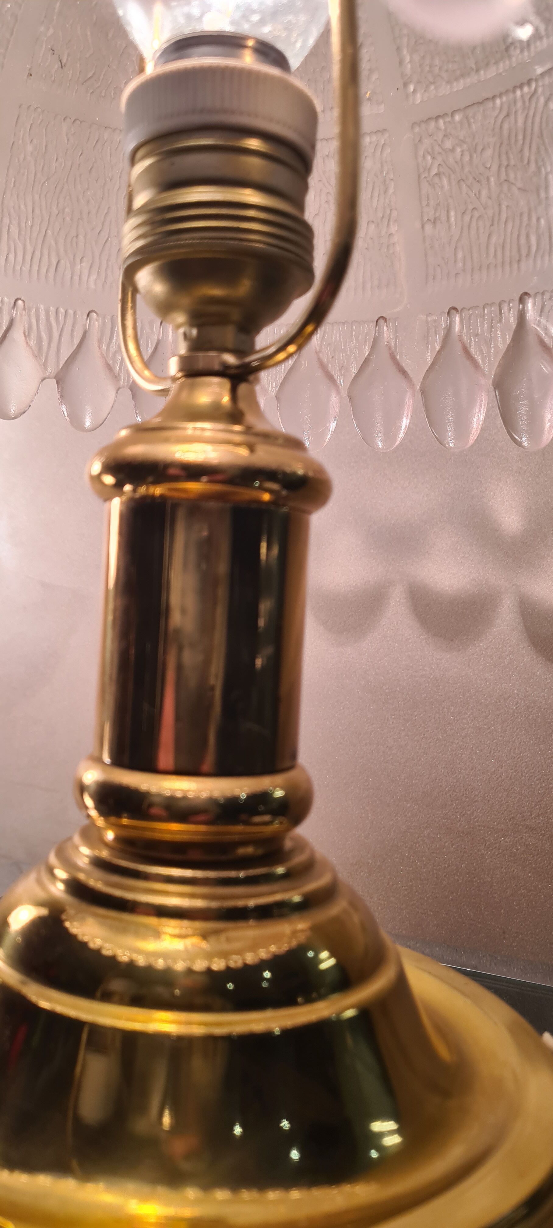 Delux lamp 1970 A 80 gold chrome ,,,,,and molded glass 31x22 very good condition