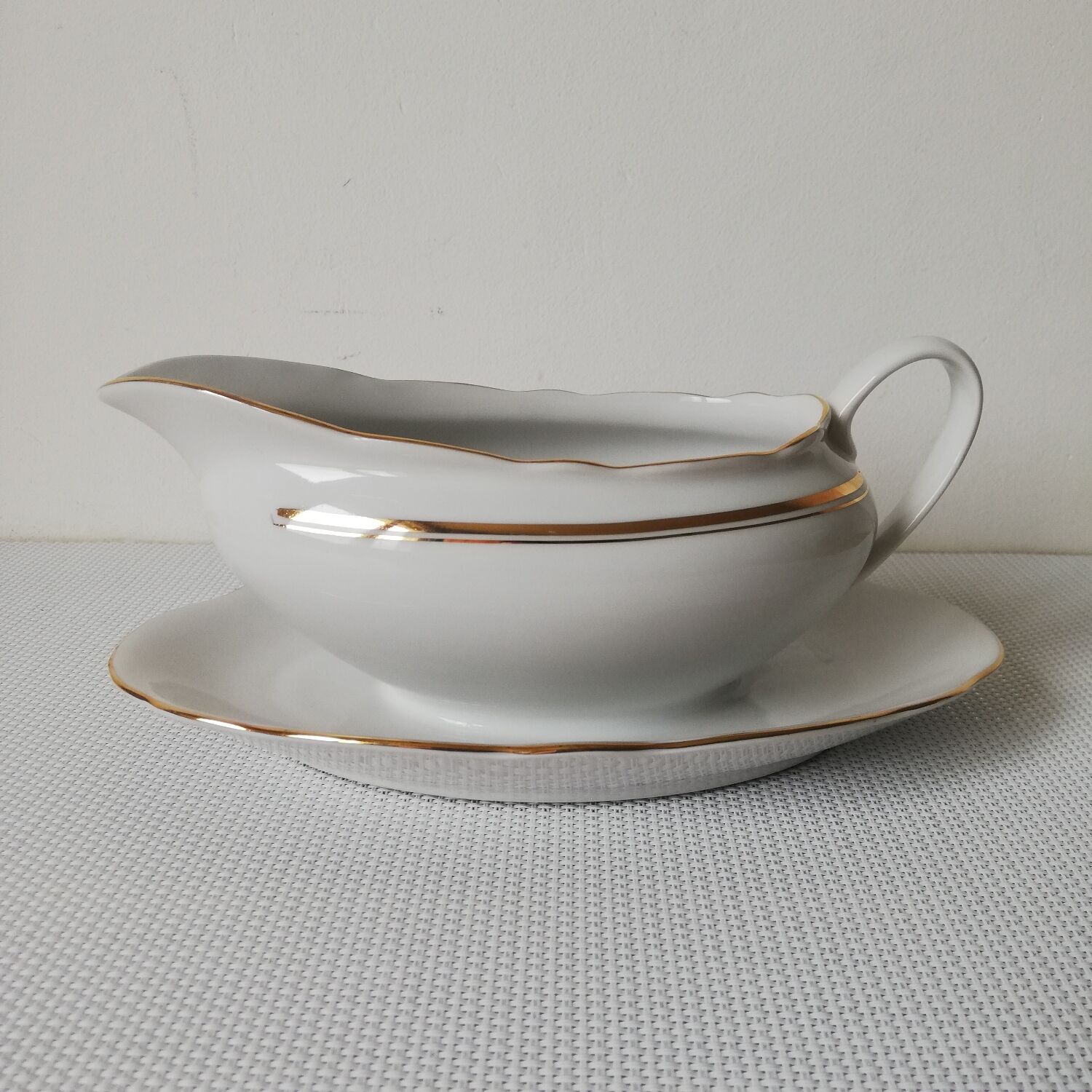 Gravy boat