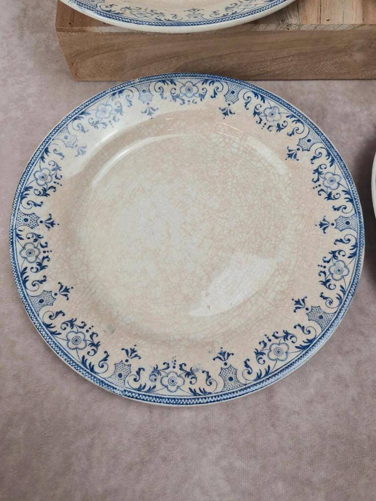 Set of 6 antique flat plates from Creil and Montereau, La Vallières service, 23 cm