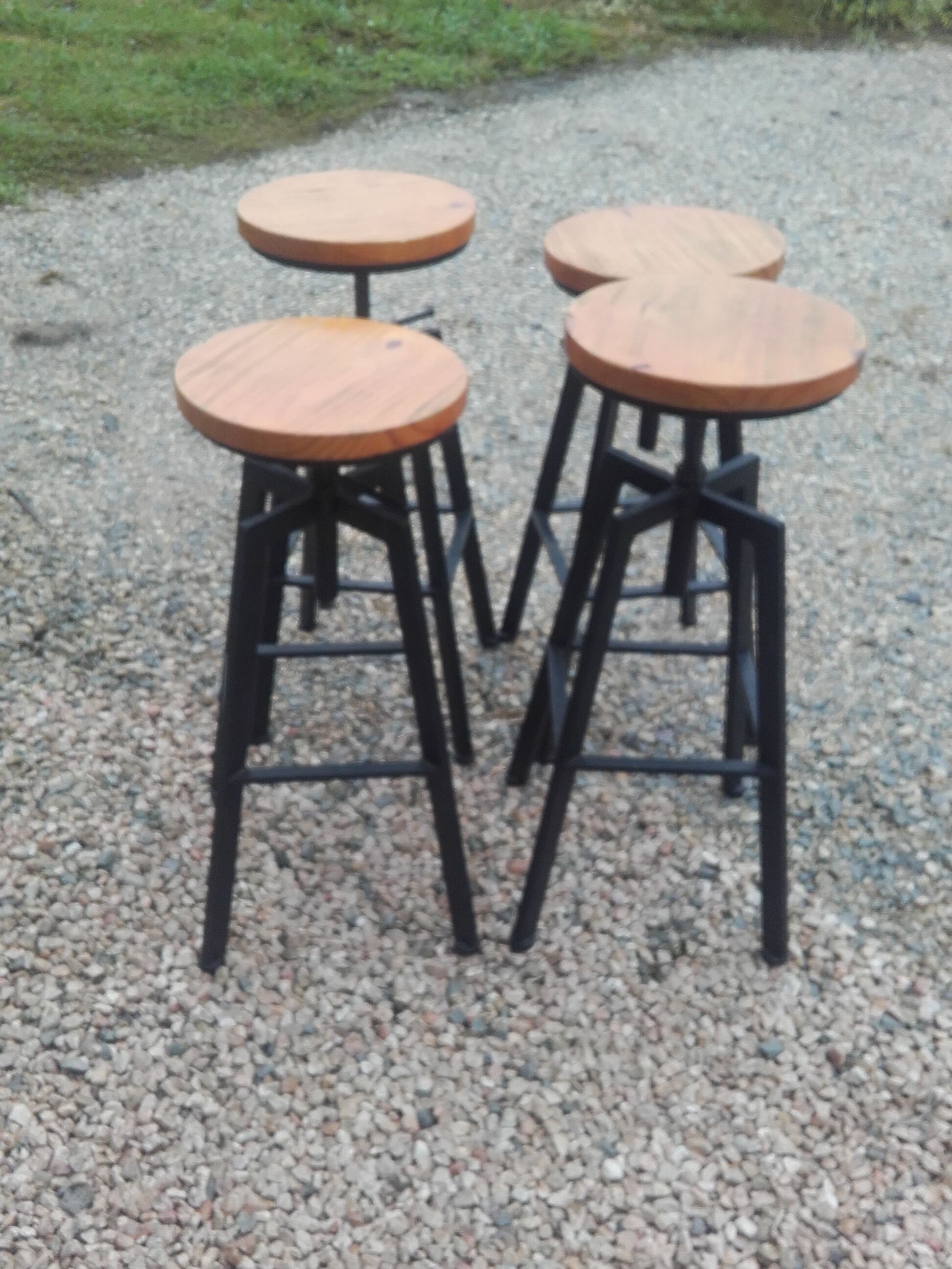 Lot of four undus bar stools adjustable